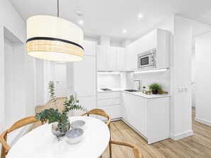 Dining - Charming Apartment Near Alcazaba Málaga with Modern Amenities, WiFi, and A/C (Málaga)