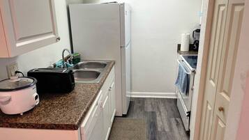 Coffee/tea maker, oven, stovetop, dishwasher