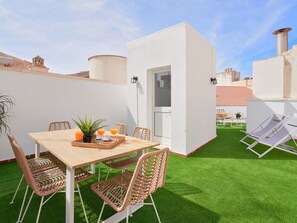 Outdoor dining - Elegant Málaga Apartment with Terrace, Wi-Fi, Near Shops and Restaurants (Málaga)
