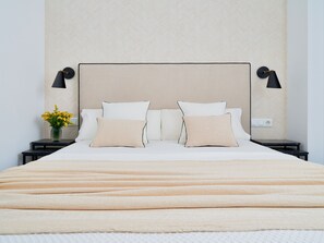 2 bedrooms, free WiFi - Elegant Málaga Apartment with Terrace, Wi-Fi, Near Shops and Restaurants (Málaga)