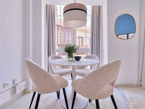 Dining - Elegant Málaga Apartment with Terrace, Wi-Fi, Near Shops and Restaurants (Málaga)