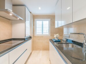 Kühlschrank, Mikrowelle, Ofen, Geschirrspüler