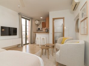 TV - Charming Studio for 2 in Central Malaga with AC, WiFi, and Modern Amenities (Málaga)