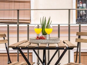 Outdoor dining - Charming Studio for 2 in Central Malaga with AC, WiFi, and Modern Amenities (Málaga)