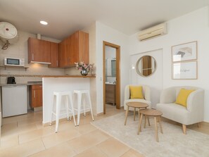 TV - Charming Studio for 2 in Central Malaga with AC, WiFi, and Modern Amenities (Málaga)