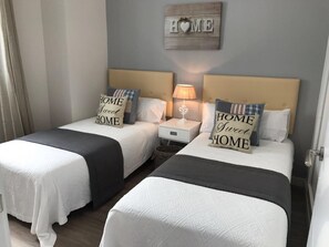 2 bedrooms, free WiFi - Elegant Duplex Penthouse in Central Malaga with Terrace, WiFi and Air Conditioning (Málaga)