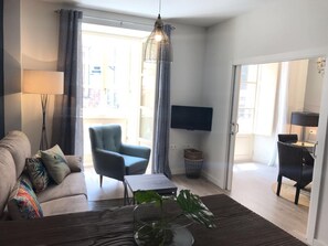TV - Elegant Duplex Penthouse in Central Malaga with Terrace, WiFi and Air Conditioning (Málaga)