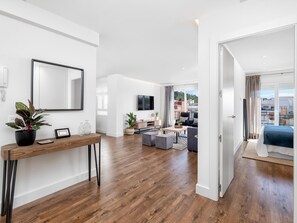 2 bedrooms, Internet - Elegant 2BR Apartment with Terrace in Central Málaga, Near Major Attractions (Málaga)
