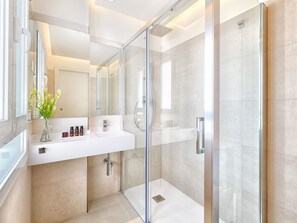 Hair dryer - Elegant 2BR Apartment with Terrace in Central Málaga, Near Major Attractions (Málaga)