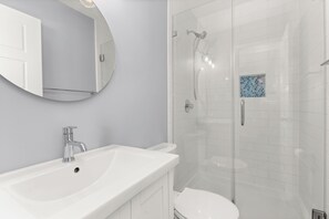 Shower, hair dryer, soap - Waterfront Luxury w/ Private Boat Slip 3BR/2.5BA (Ocean City)