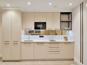 Kühlschrank, Mikrowelle, Wasserkocher mit Kaffee-/Teezubehör, Toaster
