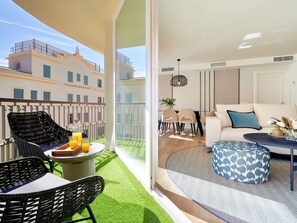 Outdoor dining - 4-bedroom apartment with terrace in the heart of Málaga (Málaga)