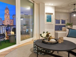 TV - 4-bedroom apartment with terrace in the heart of Málaga (Málaga)