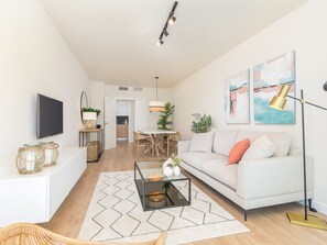 TV - Serene 3-Bedroom Oasis with Pool View in Family-Friendly Málaga (Málaga)