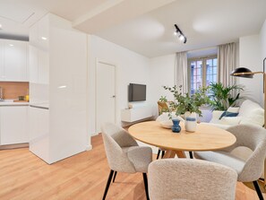 Dining - Charming 2-Bedroom Apartment in Central Malaga with Modern Amenities (Málaga)