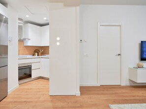 Fridge, microwave, oven, coffee/tea maker - Charming 2-Bedroom Apartment in Central Malaga with Modern Amenities (Málaga)