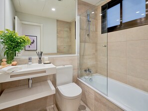 Hair dryer - Charming 2-Bedroom Apartment in Central Malaga with Modern Amenities (Málaga)