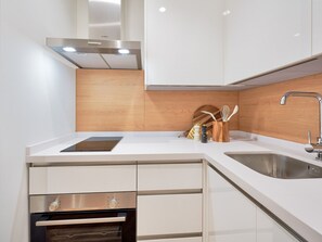 Refrigerador, microondas, horno y cafetera y tetera 