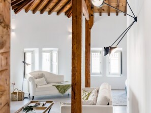 TV - Atarazanas Loft: Luxurious Loft in Malaga’s Historic Center Near Atarazanas Market (Málaga)