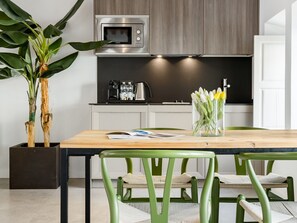 Fridge, microwave, coffee/tea maker, toaster - Atarazanas Loft: Luxurious Loft in Malaga’s Historic Center Near Atarazanas Market (Málaga)