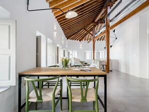 Dining - Atarazanas Loft: Luxurious Loft in Malaga’s Historic Center Near Atarazanas Market (Málaga)