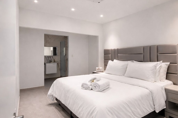 Caja de seguridad en la habitación y tabla de planchar con plancha