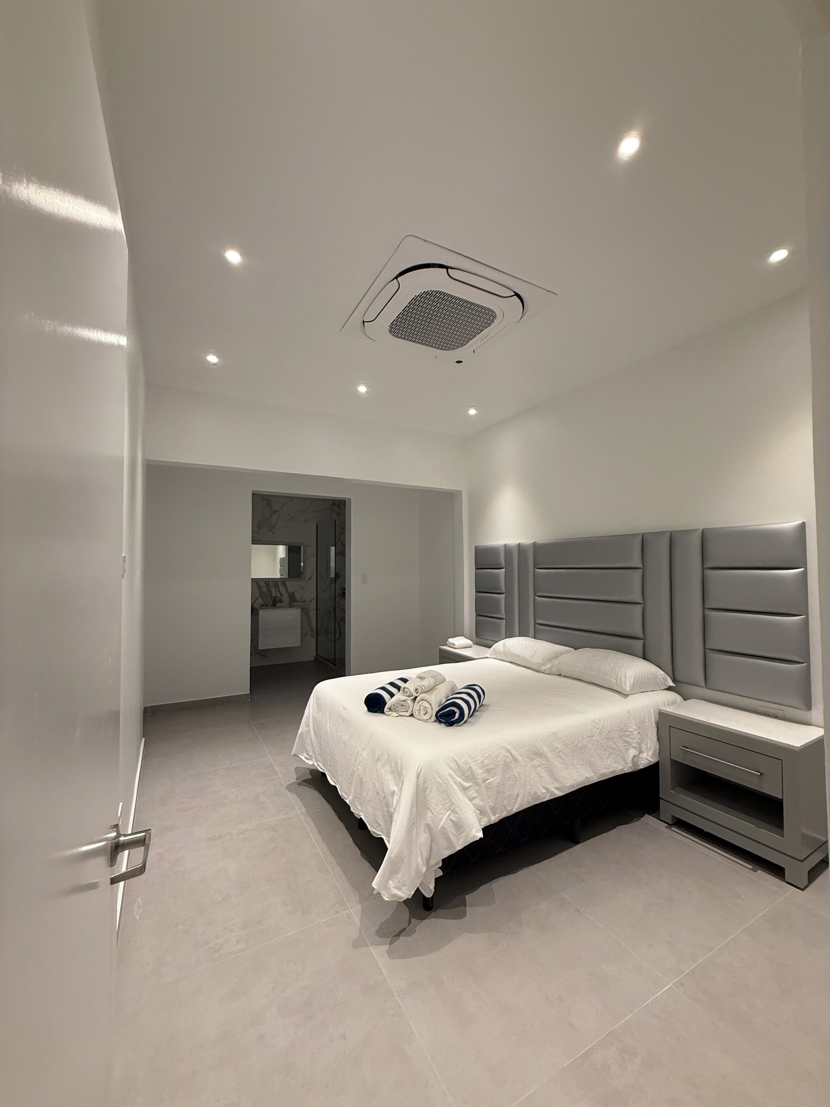 Cofres nos quartos, ferros/tábuas de passar roupa, berços (sobretaxa)