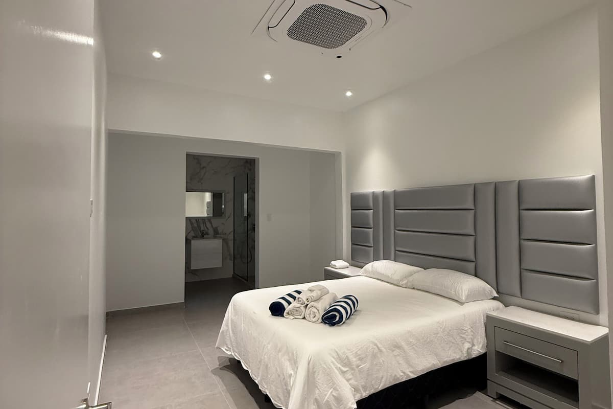 Cofres nos quartos, ferros/tábuas de passar roupa, berços (sobretaxa)