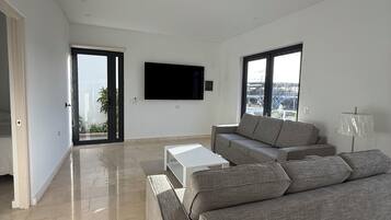 Apartment, 2 Bedrooms, Kitchen, Ground Floor | Living area | 32-inch LED TV with digital channels, Netflix, Hulu