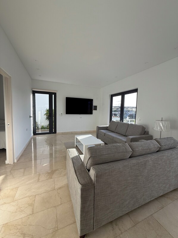 Appartamento familiare, 2 camere da letto, cucina, al piano terra | Area soggiorno | TV LED 32 pollici con canali digitali, Netflix, Hulu