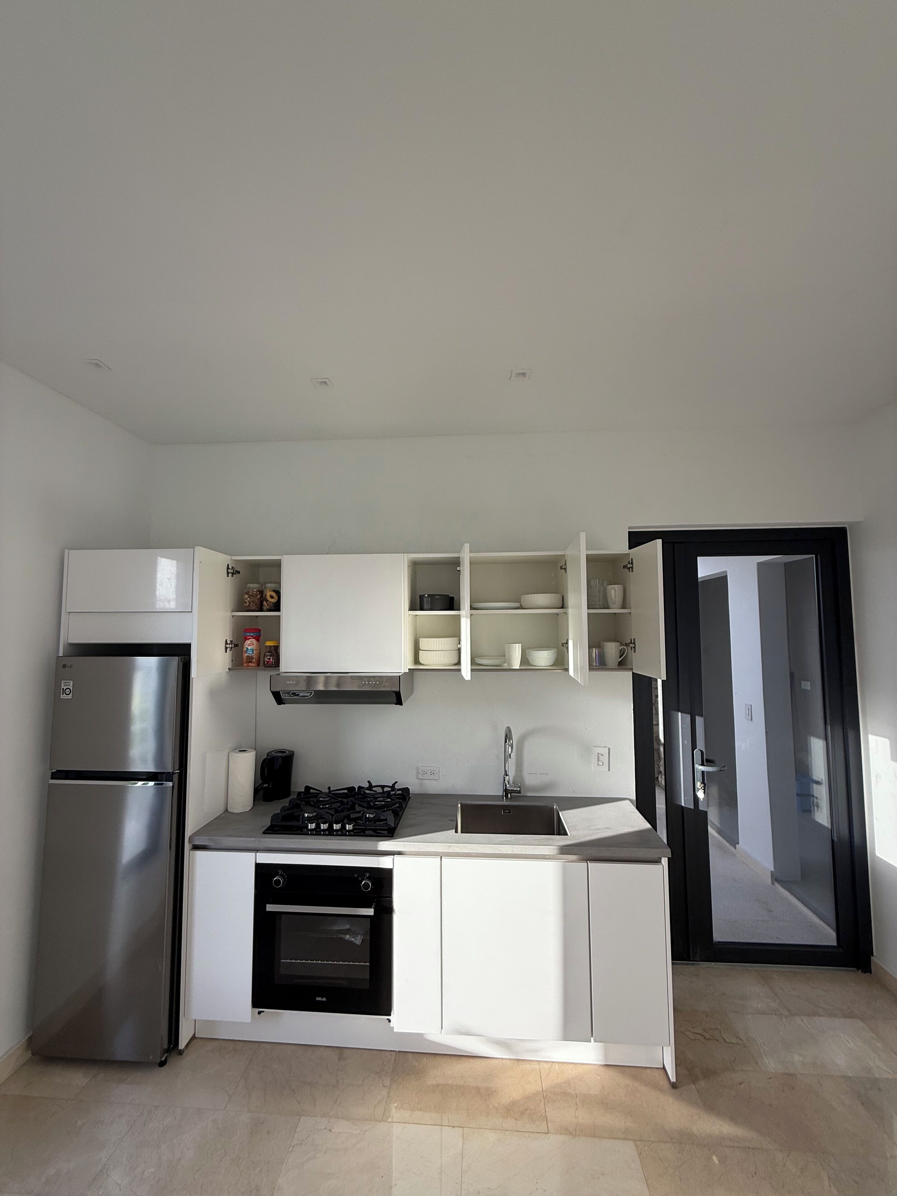 Appartement, 2 slaapkamers, keuken, op benedenverdieping | Privékeuken | Een koelkast met diepvriezer, een microgolfoven, een kookplaat