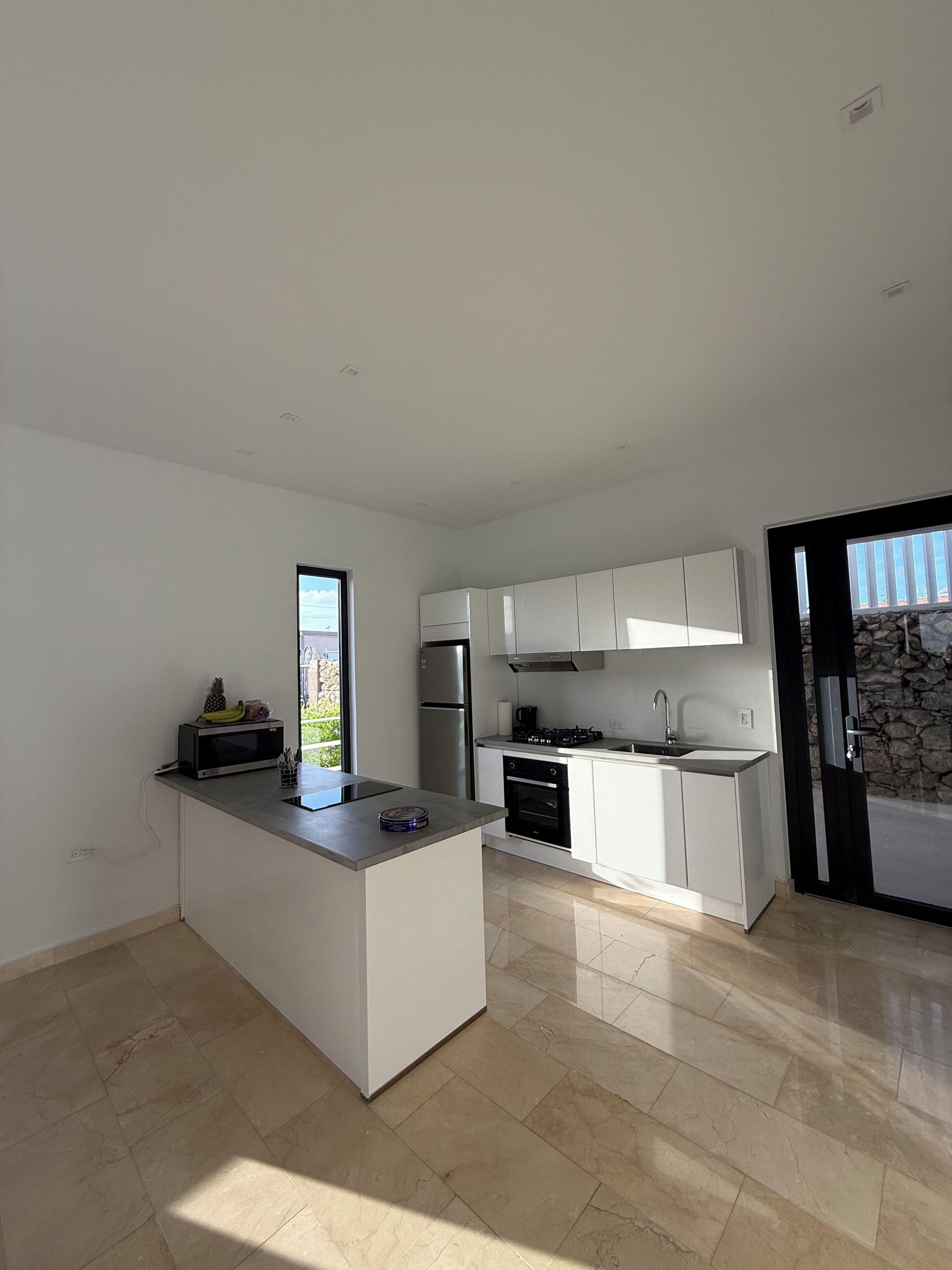 Apartment, 2 Schlafzimmer, Küche, Erdgeschoss | Eigene Küche | Großer Kühlschrank, Mikrowelle, Herdplatte, Wasserkocher