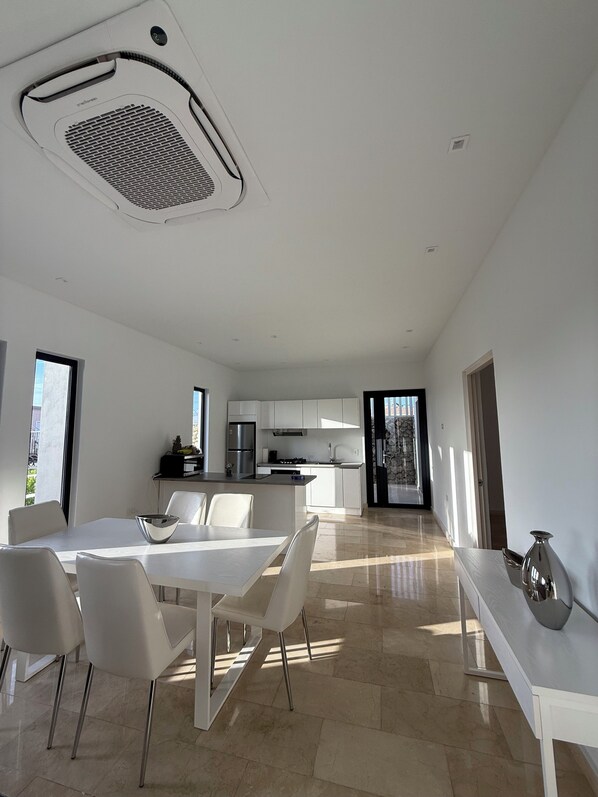 Apartament familiar, 2 dormitoris, cuina, planta baixa | Cuina privada | Frigorífic gran, microones, placa de cuina i bullidora elèctrica 