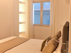 2 bedrooms, free WiFi - Charming 2-Bed, 2-Bath Apartment in Historic Málaga Center (Málaga)