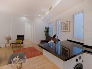 Interior - Charming 2-Bed, 2-Bath Apartment in Historic Málaga Center (Málaga)