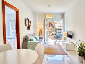 TV - Elegant 2-bedroom apartment in central Málaga, air conditioning and WiFi (Málaga)
