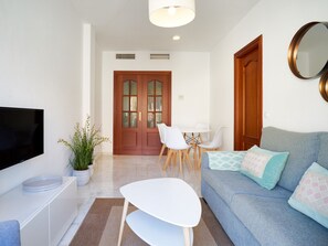 TV - Elegant 2-bedroom apartment in central Málaga, air conditioning and WiFi (Málaga)