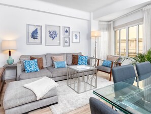 TV - Luxury 2BR Apartment in Historic Malaga, Steps from Picasso Museum (Málaga)