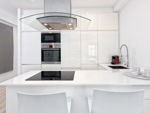 Fridge, microwave, oven, dishwasher - Luxury 2BR Apartment in Historic Malaga, Steps from Picasso Museum (Málaga)