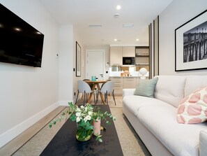 TV - Studio près de La Malagueta avec WiFi et climatisation, à deux pas du port et musée Pompidou (Málaga)