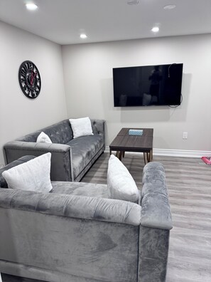 Smart TV - Perfect Location: Warm, Charming Basement (Mississauga)