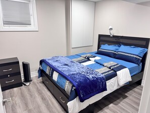 1 bedroom, iron/ironing board, WiFi, bed sheets - Perfect Location: Warm, Charming Basement (Mississauga)