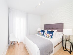 3 bedrooms, free WiFi - Elegant 3-Bedroom Apartment in Central Málaga with Modern Amenities and Parking (Málaga)