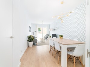 Dining - Elegant 3-Bedroom Apartment in Central Málaga with Modern Amenities and Parking (Málaga)