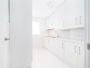 Interior - Elegant 3-Bedroom Apartment in Central Málaga with Modern Amenities and Parking (Málaga)