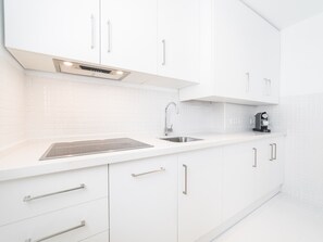 Fridge, microwave, coffee/tea maker, toaster - Elegant 3-Bedroom Apartment in Central Málaga with Modern Amenities and Parking (Málaga)