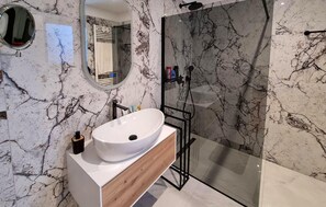 Shower - Cozy apartment in Rovinj with WiFi (Rovinj)