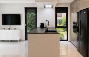Wasserkocher mit Kaffee-/Teezubehör, Kühlschrank, Ofen, Geschirrspüler