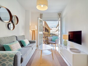 TV - Central Málaga Apartment with Balcony, 2 Bedrooms & Modern Amenities (Málaga)