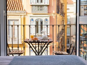 Dining - Central Málaga Apartment with Balcony, 2 Bedrooms & Modern Amenities (Málaga)